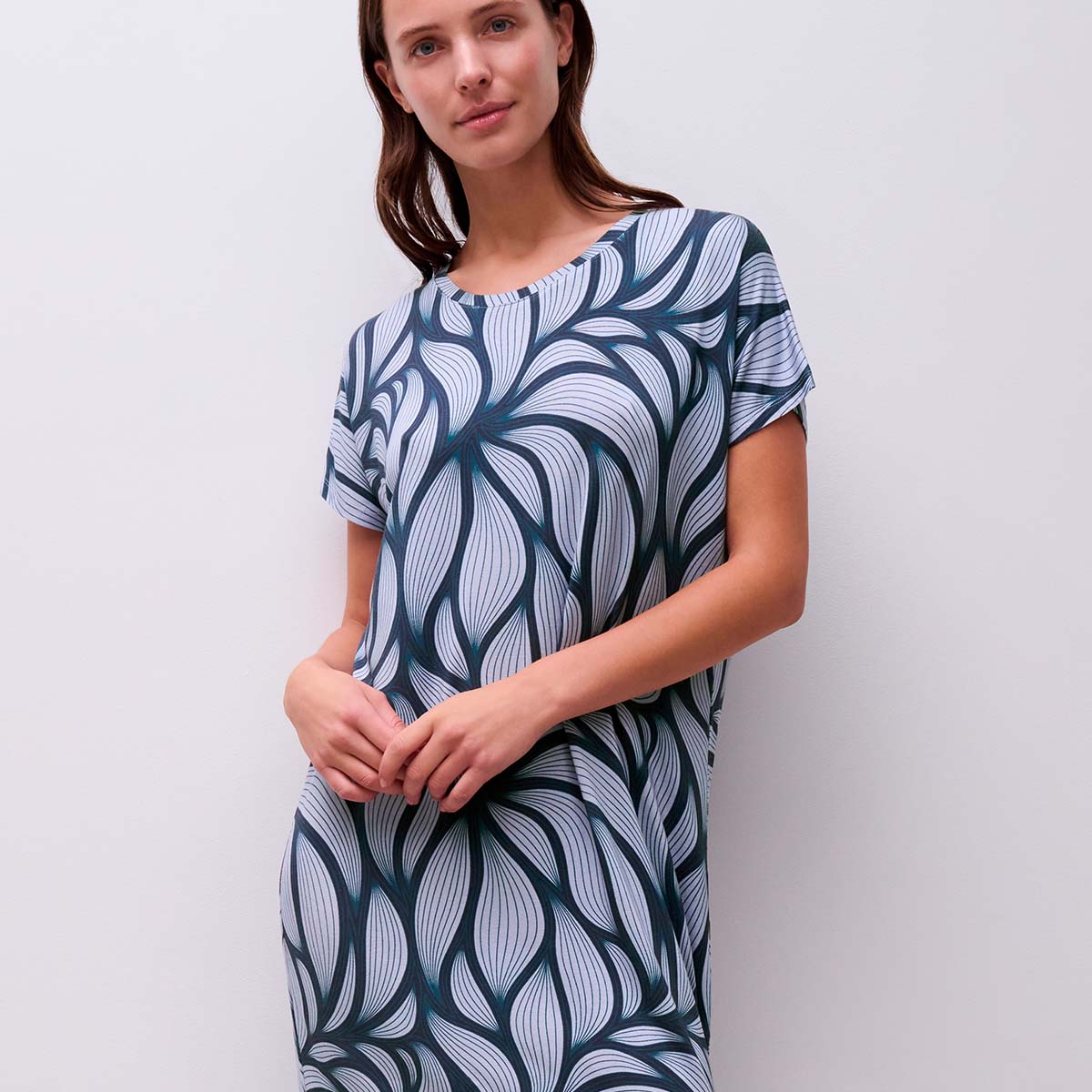 Femilet Yara natkjole, blå - FN7630 - D86 - Blue Petal