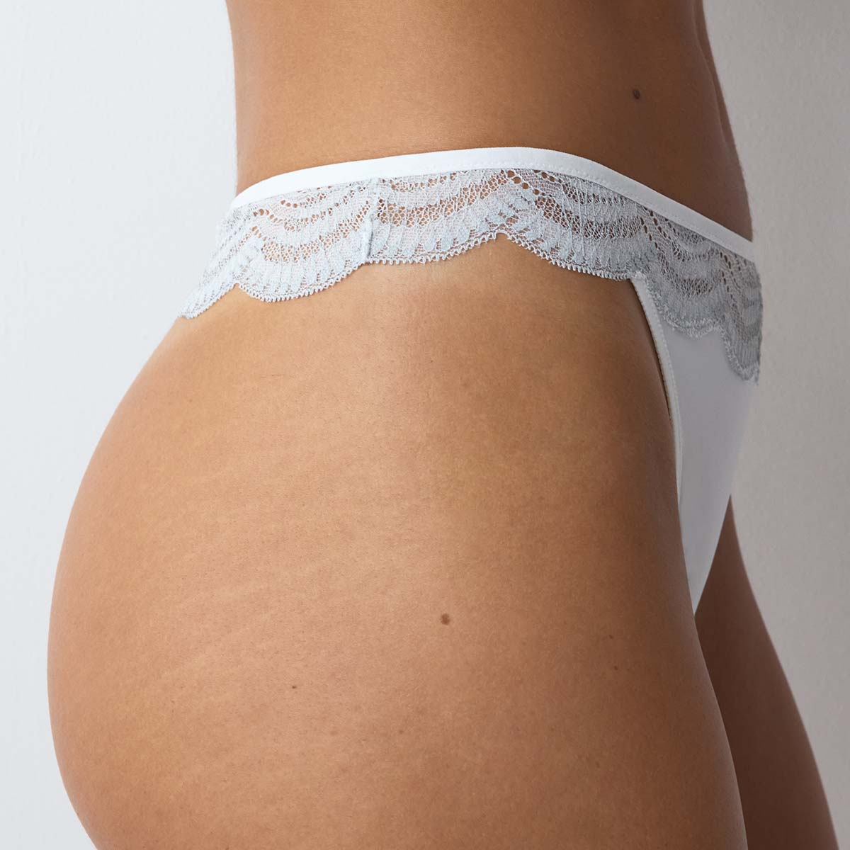 Triumph Comfort Glam g-streng, hvid - 10224956 - 00GZ - Silk White